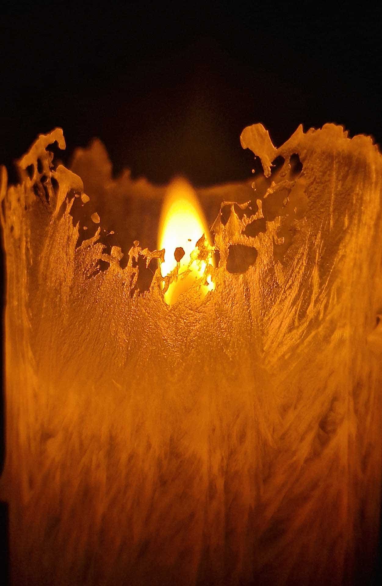 Bedemand i København lader lyset brænde