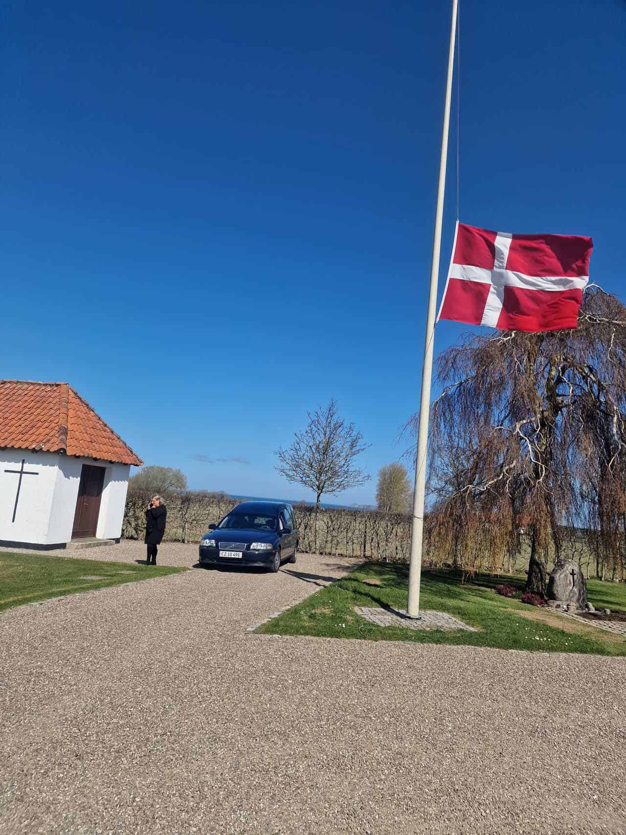 Bedemand i Søborg har parkeret bilen ved flagstang